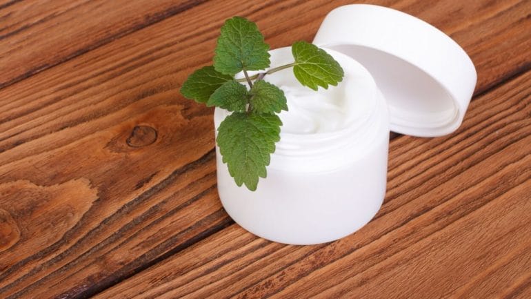 Unguento medicinale alla menta piperita contro il mal di testa