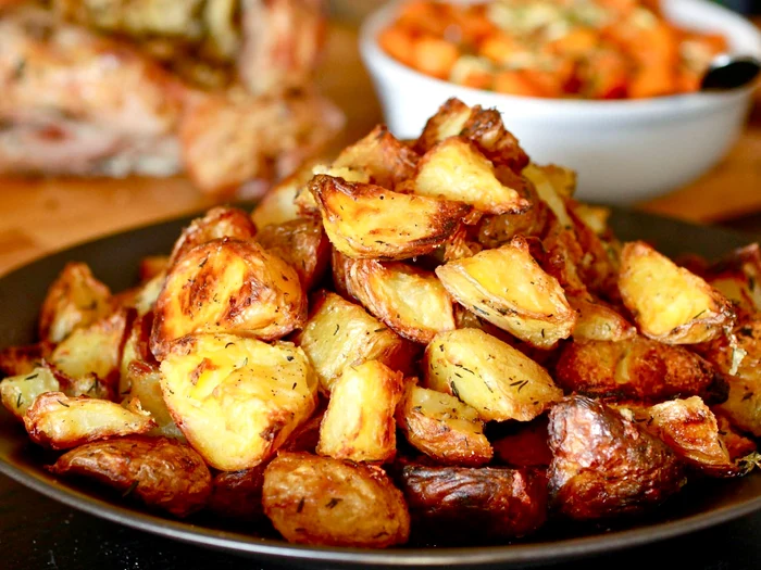 Patate al forno, un piatto delizioso FOTO Shutterstock