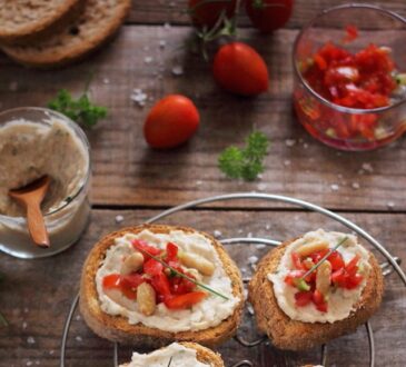 Bruschette cu crema de fasole boabe detaliu