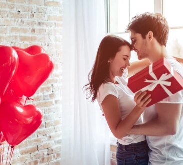 Di' addio al rosso. Scopri il vero colore delle unghie che dovresti indossare a San Valentino