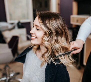 Il taglio di capelli perfetto per le donne che hanno un viso tondo. Mette in risalto il tuo viso e ti ringiovanisce visibilmente