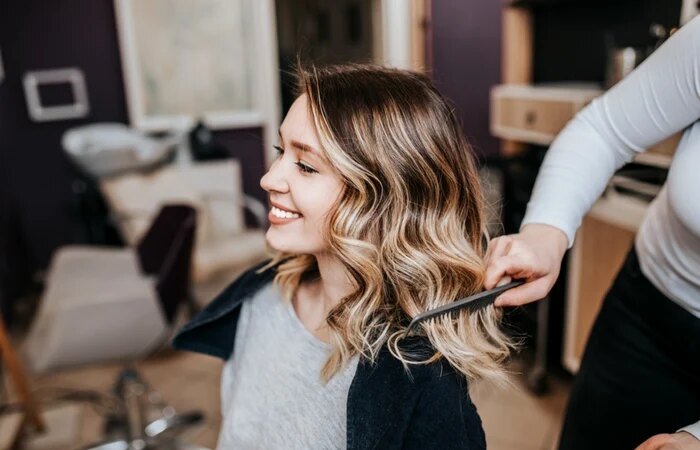 Il taglio di capelli perfetto per le donne che hanno un viso tondo. Mette in risalto il tuo viso e ti ringiovanisce visibilmente