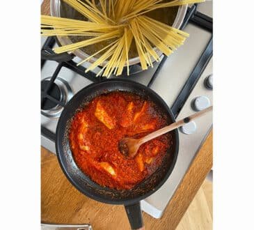 Pasta con sugo di pomodorini e carciofi