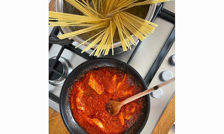 Pasta con sugo di pomodorini e carciofi