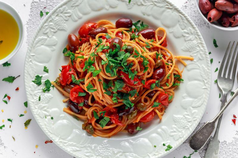 Pasta al sugo di pomodoro e olive - ricetta