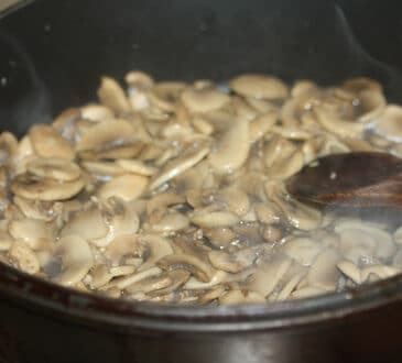 Spaghetti al sugo di funghi