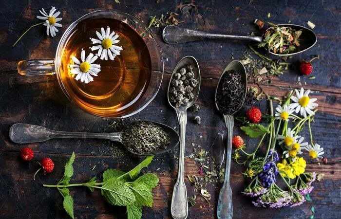 Tè nero, il trucco usato dalle signore che vogliono liberarsi dei capelli bianchi. Come usarlo