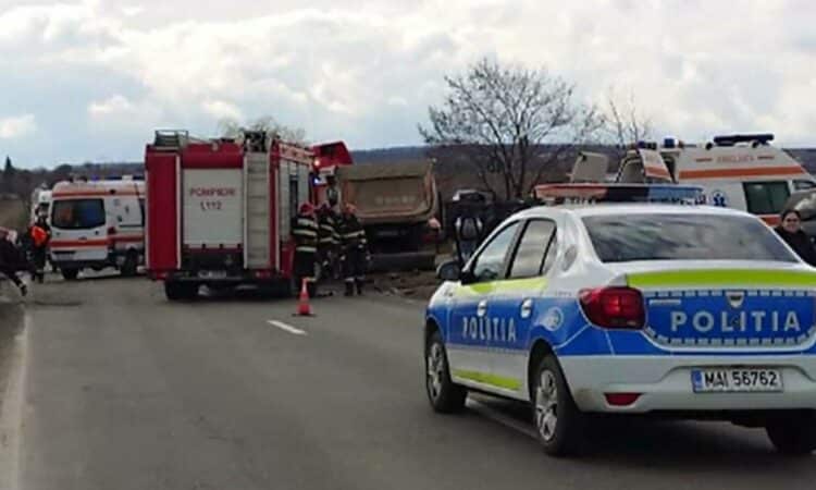 Terribile incidente a Pașcani. Due persone sono morte dopo che l'auto a bordo si è scontrata con un camion