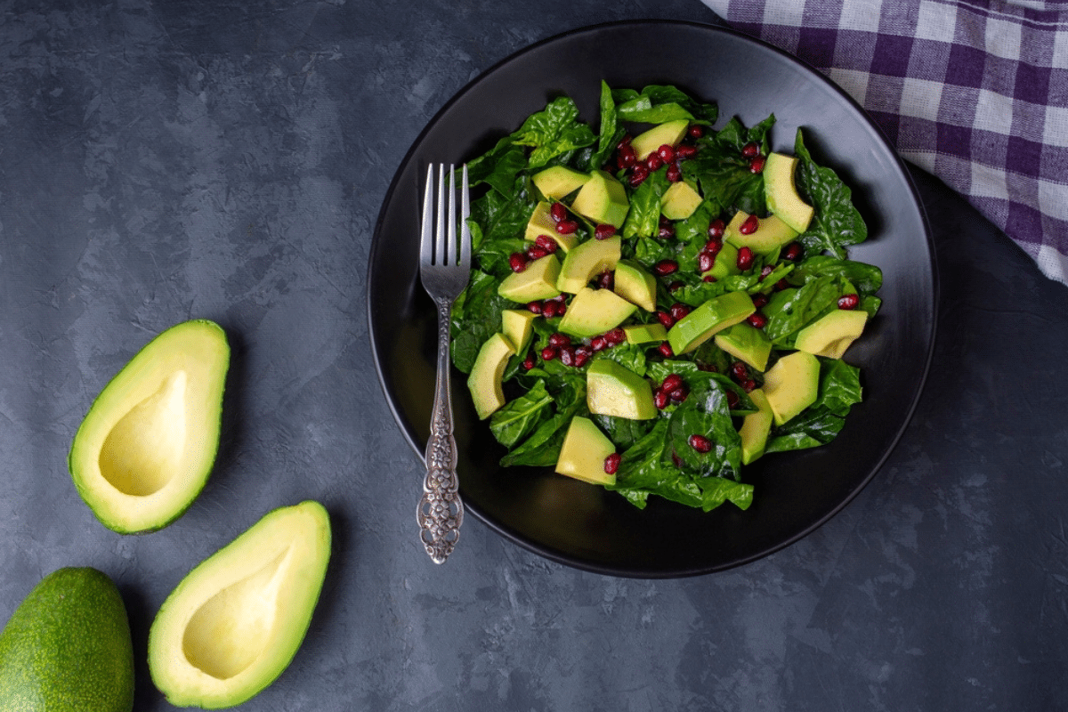 Avocado acerbo in una deliziosa insalata