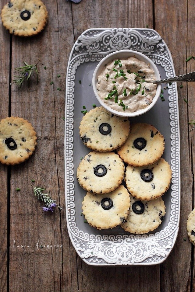 Biscotti quaresimale con dettaglio olive e rosmarino