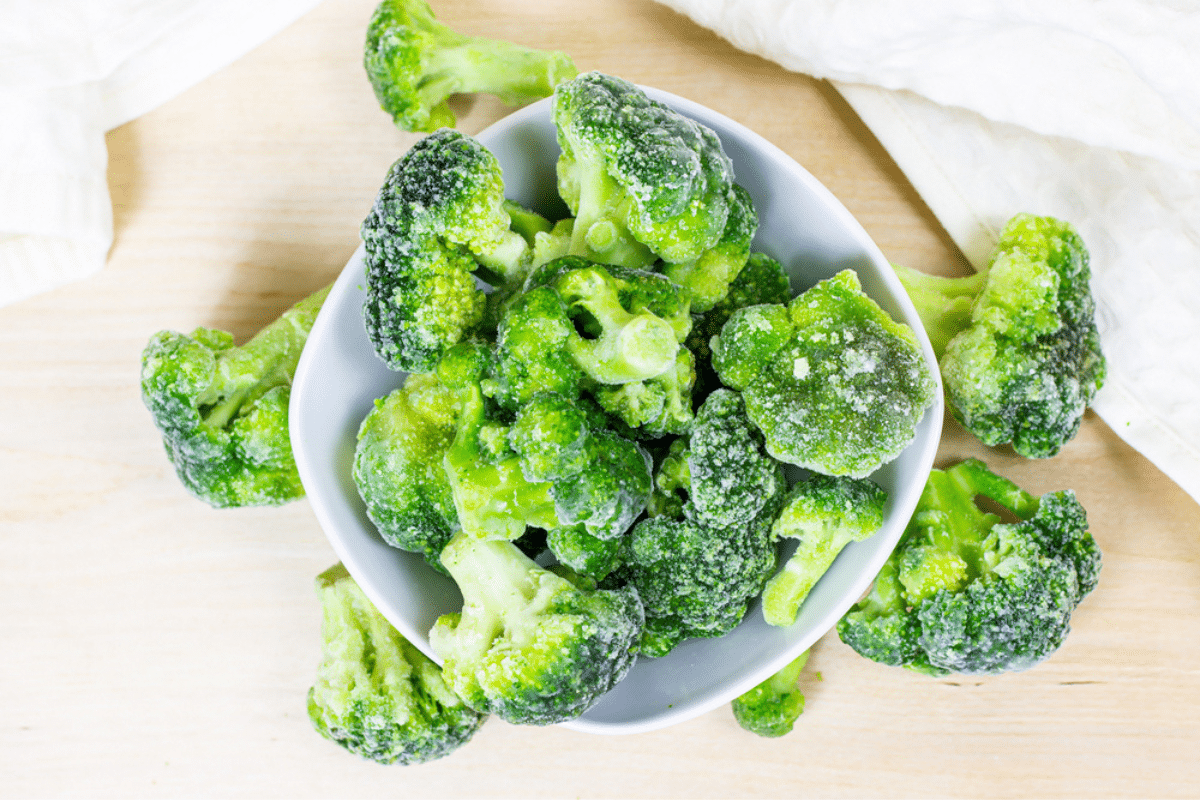 broccoli congelati in una ciotola bianca