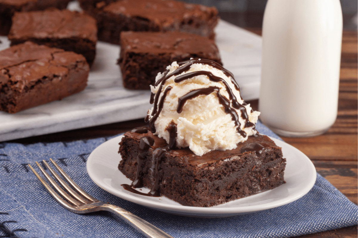 Brownie congelato e servito con una pallina di gelato alla vaniglia