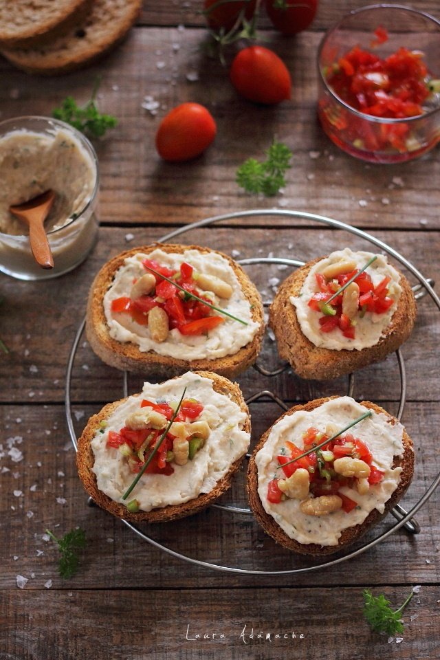 Bruschette con dettaglio di crema di fagioli