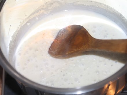 Aggiungere il latte di cocco, un cucchiaio alla volta