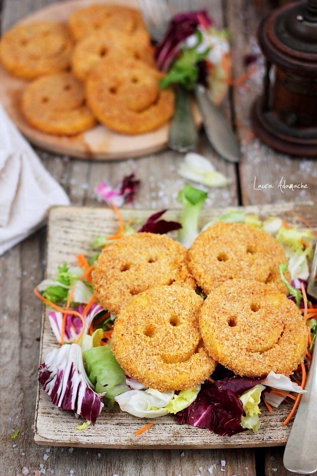 Dettaglio di smiley di patate al forno