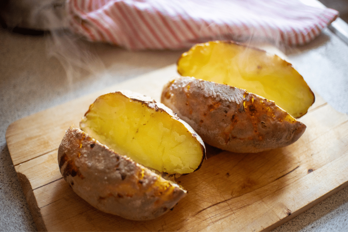 patate cotte in una pentola a cottura lenta posta su un bancone di legno