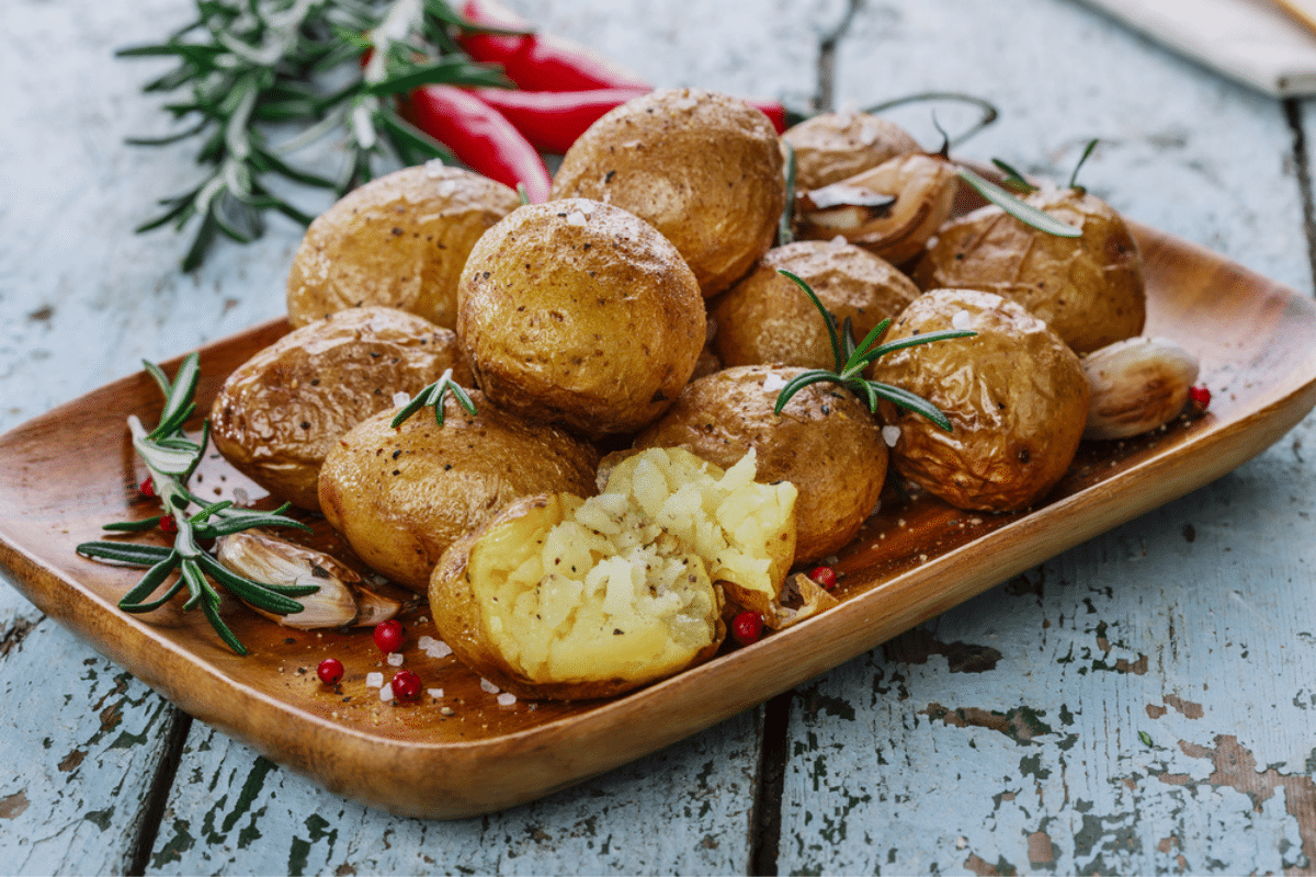 patate perfettamente cotte disposte su un vassoio