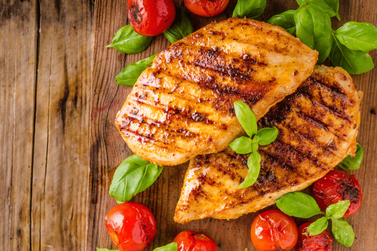 il petto di pollo più tenero al forno su una tavola di legno