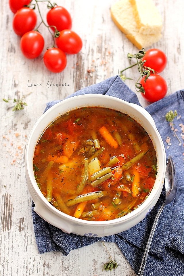 pasta di zuppa di fagioli nella ciotola