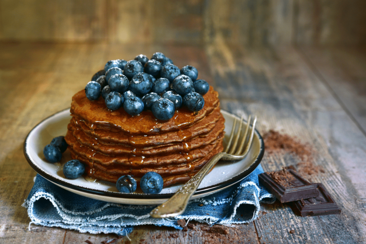 Un piatto di pancake al cioccolato e frutti di bosco