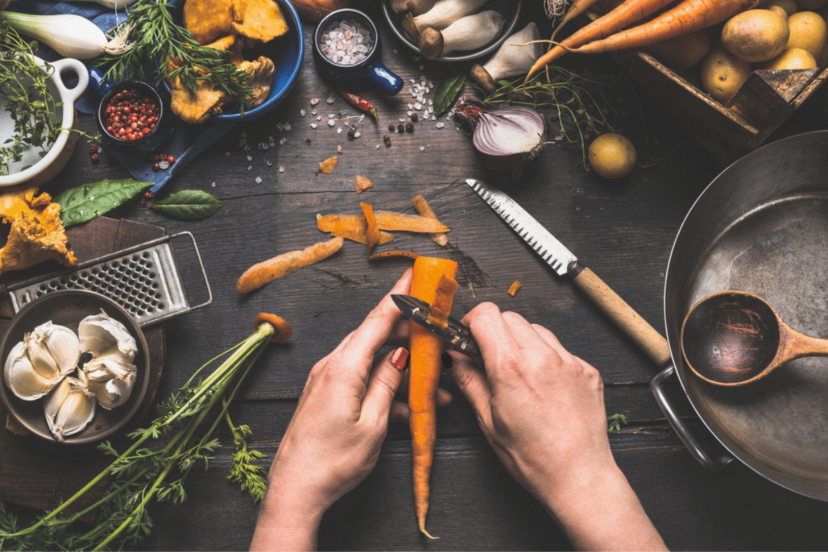 Una donna che sbuccia una carota