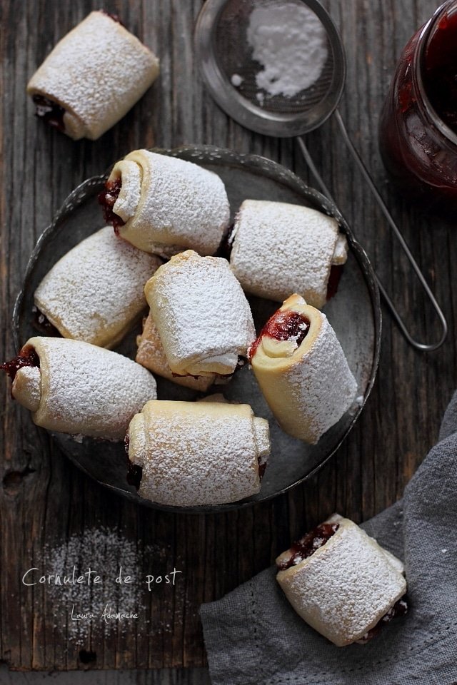 Coni prestati con marmellata e dettaglio di noci