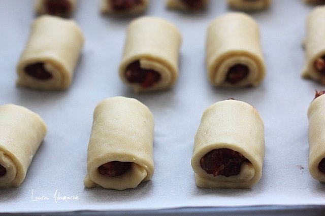 Coni prestati con marmellata e dettaglio di noci