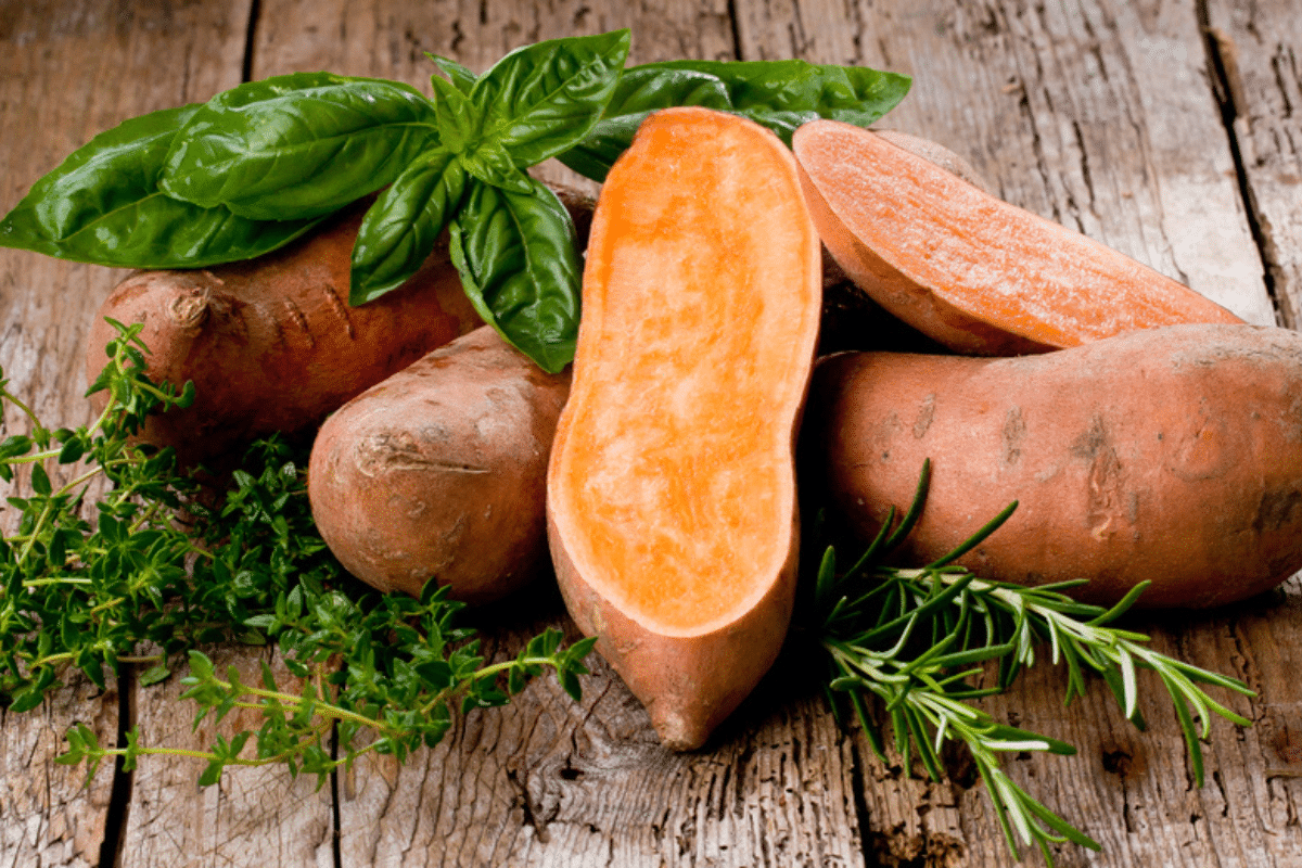 Diverse patate dolci poste su un tavolo di legno