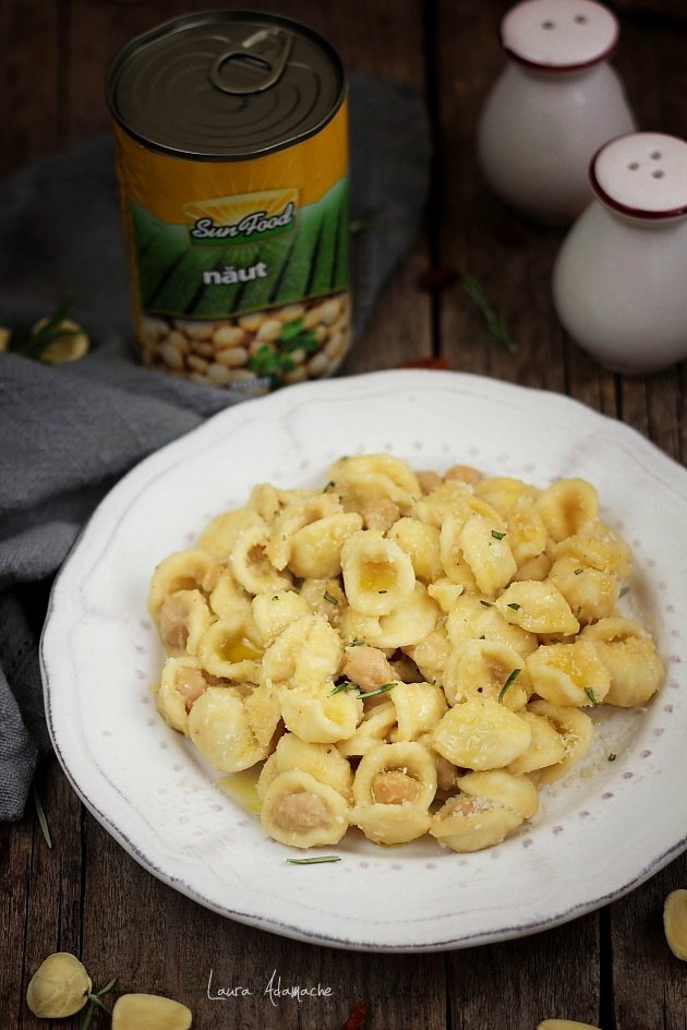 Pasta di ceci Sun Food su un piatto