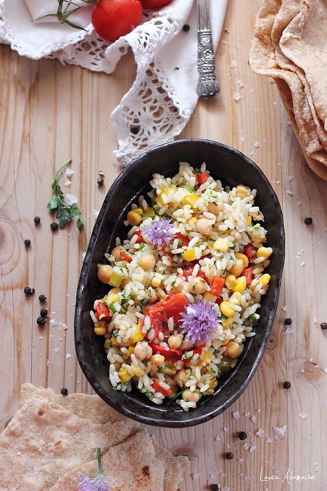 Dettaglio insalata di riso e verdure