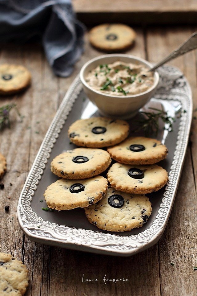 Biscotti digiuno con tagliere di olive e rosmarino