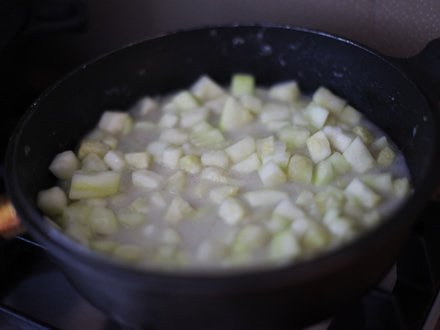 Aggiungere le zucchine e l'acqua