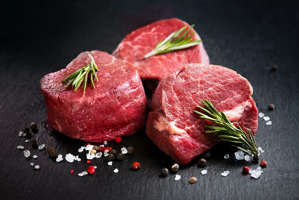 Filetto di manzo posto su un tavolo di legno nero