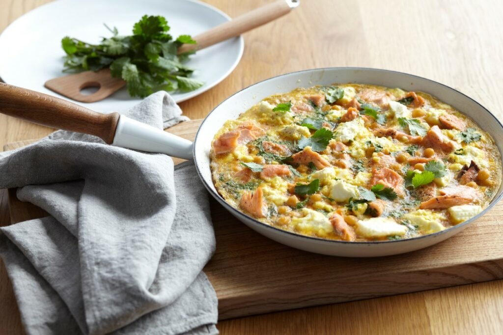 Fritatta di piselli e salmone servita in un pentolino