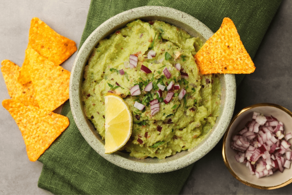 Una ciotola piena di guacamole ossidato