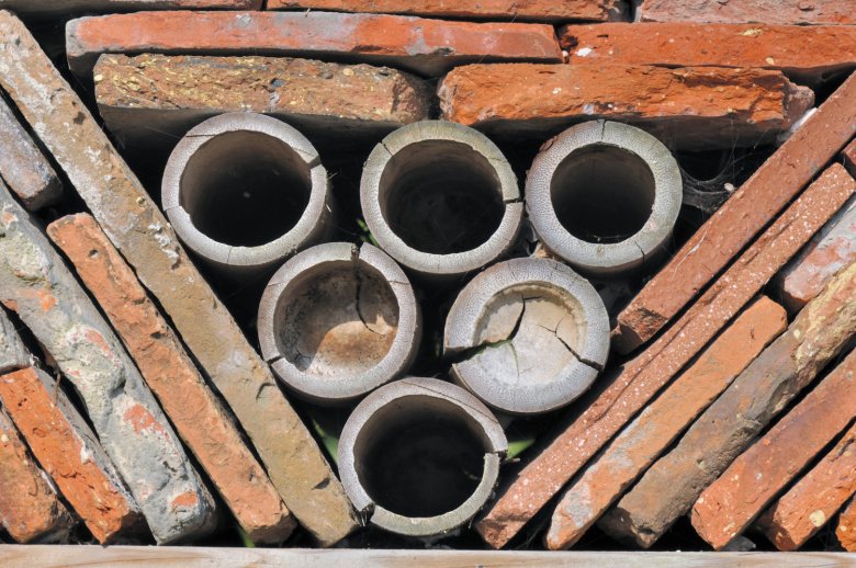 Prepara un HOTEL PER GLI INSETTI nel tuo giardino. Ti piacerà con il suo aspetto e allo stesso tempo ti ricompenserà in due modi