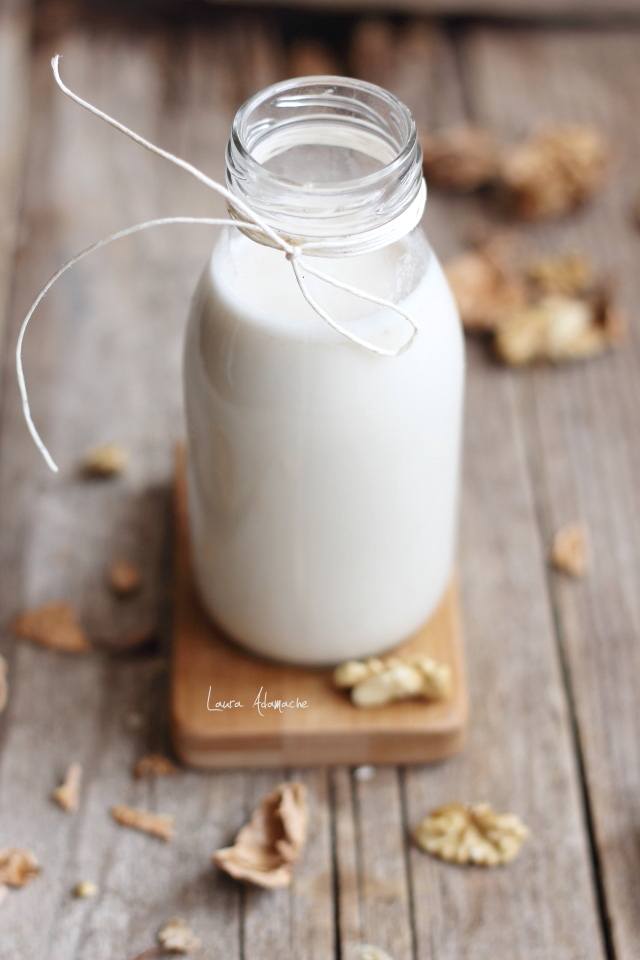 Latte di noci in una bottiglia