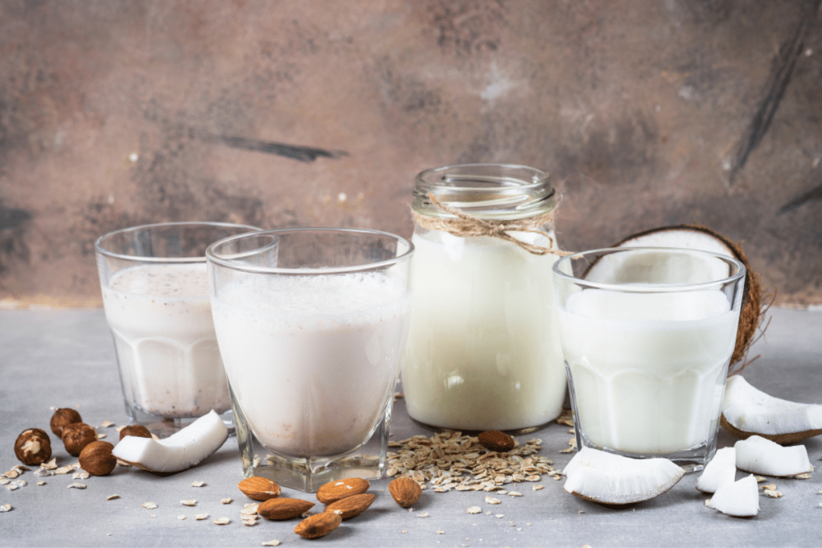 latte vegetale per l'impasto messo in diversi recipienti speciali