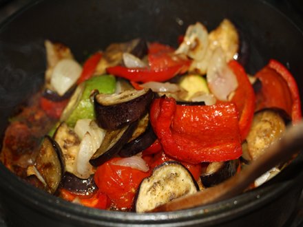 Mettete le verdure cotte nella padella con la salsa