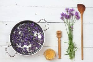 Come preparare lo sciroppo di lavanda e consigli su come usarlo