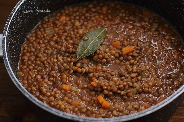 Piatto di lenticchie, ricetta italiana semplice, senza carne