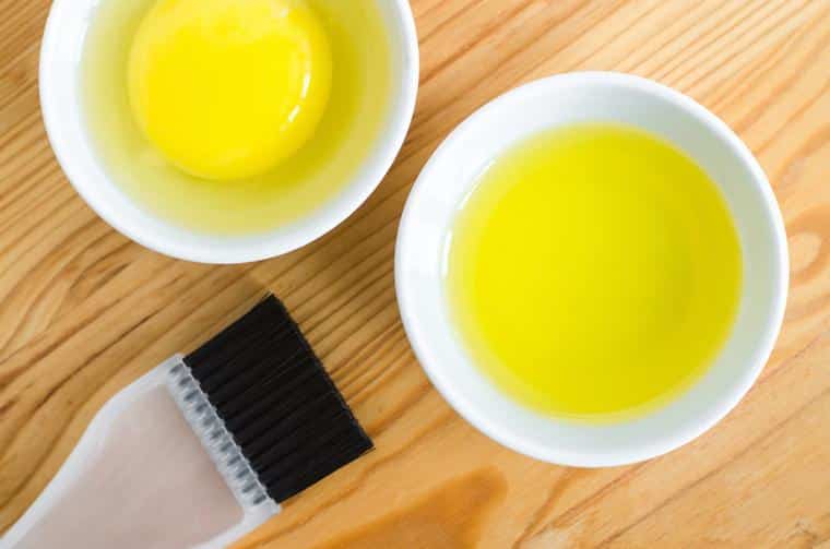 Olio d'oliva per capelli - ciotole con olio d'oliva e uovo