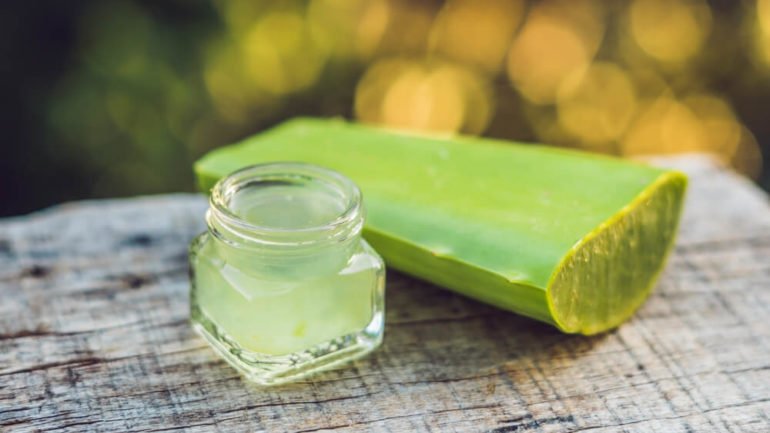 Unguento curativo all'aloe vera per la pelle scottata dal sole