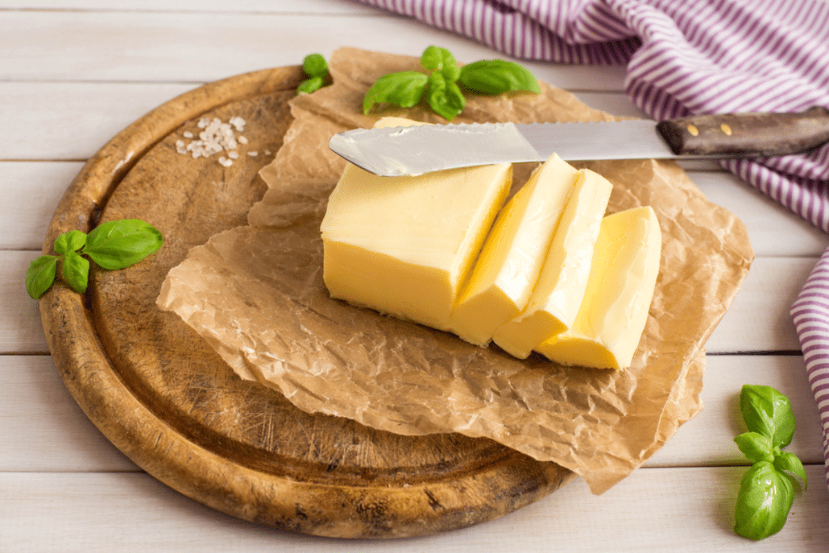 Un pacchetto di burro su un bancone di legno