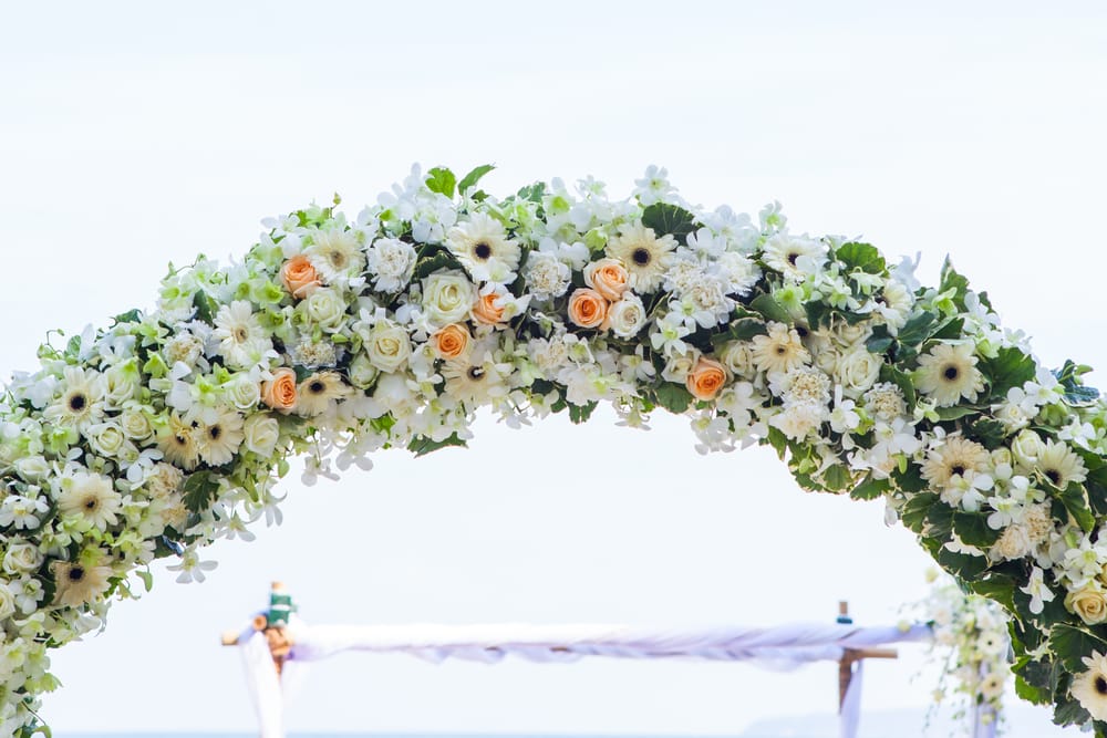 Arco nuziale fatto di fiori, come realizzarlo in 1 giorno?