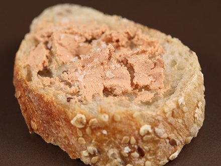 Pane ai semi, patè d'anatra e fior di sale