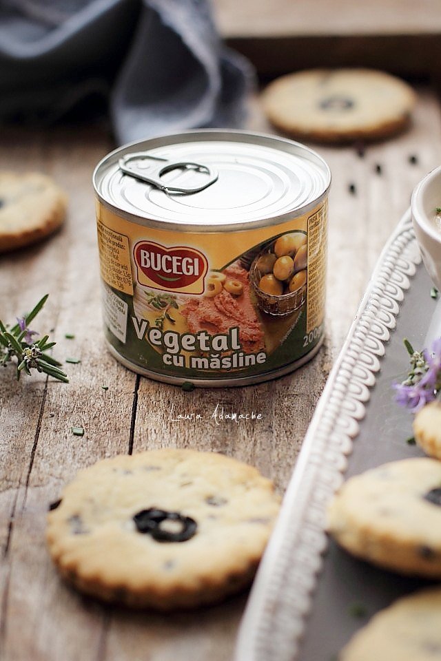 Biscotti digiuno alle olive e rosmarino con macchia vegetale di Bucegi