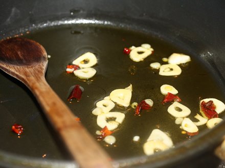 Soffriggere l'aglio e il peperoncino