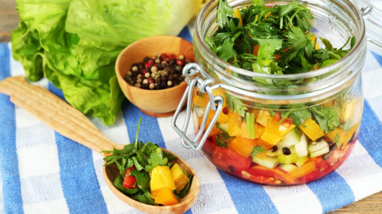 Zuppa di verdure sotto sale, preparatela per l'inverno