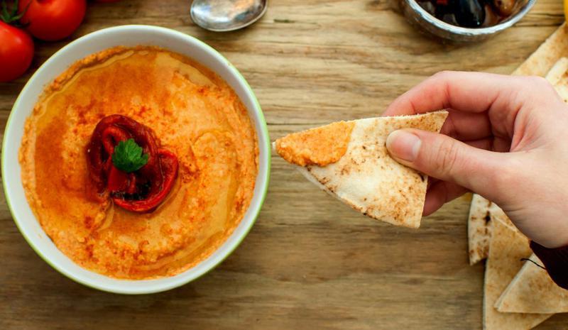 Hummus con peperoni arrostiti